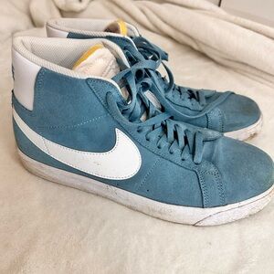 Nike SB Zoom Blazer Mid skate shoes
Women’s 11/ Men’s 9.5